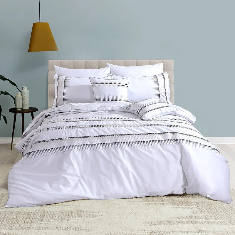 All-season linen bedspread-Avant Garde Embroidered Quilt Cover Set