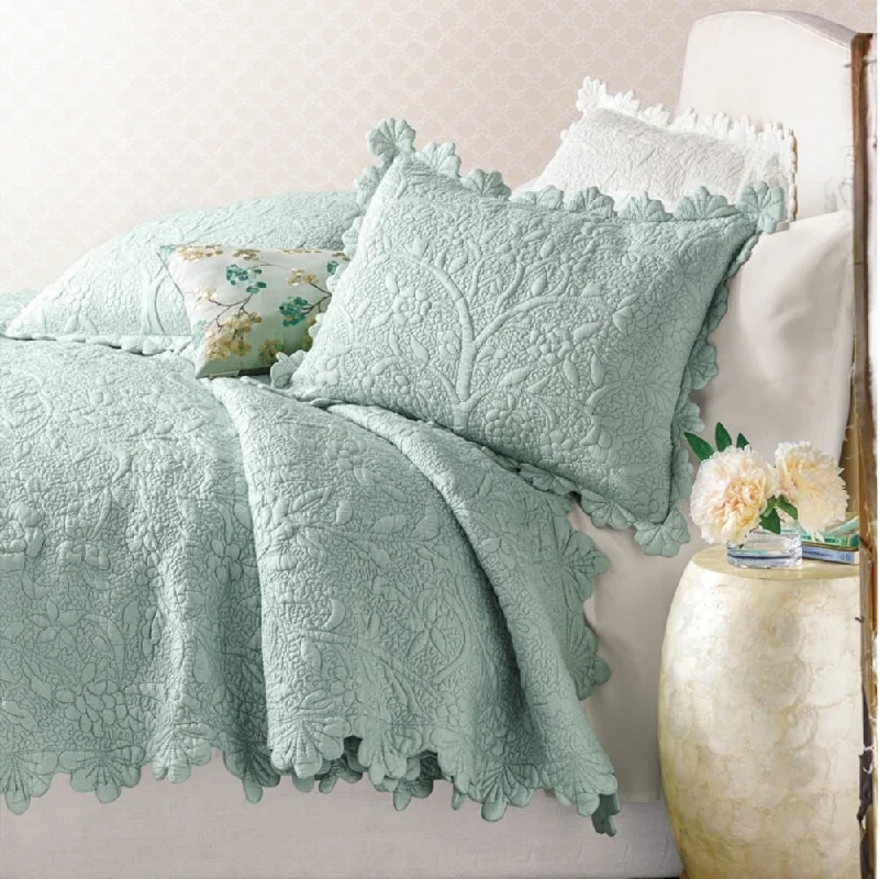 Firm gel memory pillow-Victorian Aleah Scalloped Quilt Set