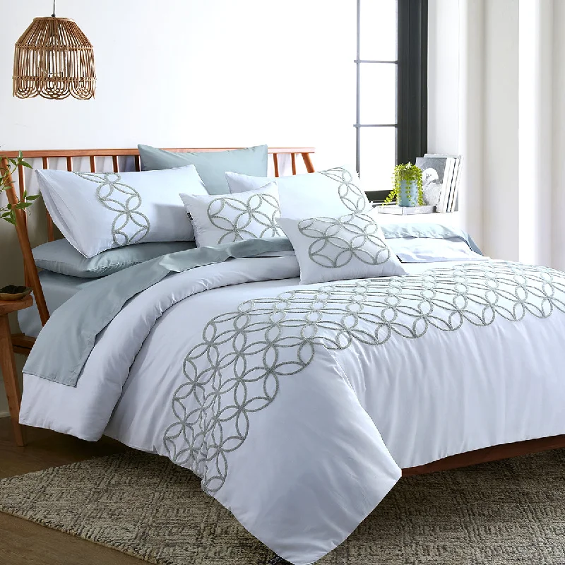 Soft percale throw-Wispy White Tufted Quilt Cover Set